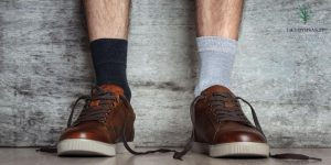 Eriparisukat ja ruskeat kengät